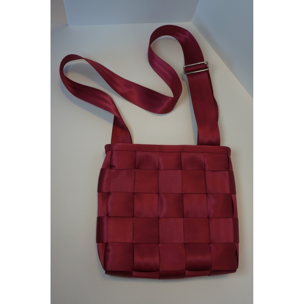 Harveys Seatbelt Bag Woven Crossbody Purse Berry Pink Magenta Adjustable Strap